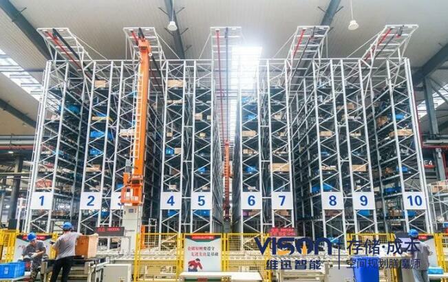 智能倉(cāng)儲(chǔ)中心的核心功能是什么？ 在現(xiàn)代物流和供應(yīng)鏈管理中，智能倉(cāng)儲(chǔ)中心已成為提升效率和競(jìng)爭(zhēng)力的關(guān)鍵環(huán)節(jié)。作為一名深耕自動(dòng)化領(lǐng)域10余年的倉(cāng)儲(chǔ)規(guī)劃師，我將從技術(shù)角度解析智能倉(cāng)儲(chǔ)中心的核心功能，并結(jié)合實(shí)際應(yīng)用場(chǎng)景為企業(yè)提供優(yōu)化建議。  一、智能倉(cāng)儲(chǔ)中心的定義 智能倉(cāng)儲(chǔ)中心是基于自動(dòng)化設(shè)備與信息化系統(tǒng)構(gòu)建的綜合性倉(cāng)儲(chǔ)解決方案，融合了物聯(lián)網(wǎng)（IoT）、人工智能（AI）、大數(shù)據(jù)分析和機(jī)器人技術(shù)，實(shí)現(xiàn)了對(duì)貨物